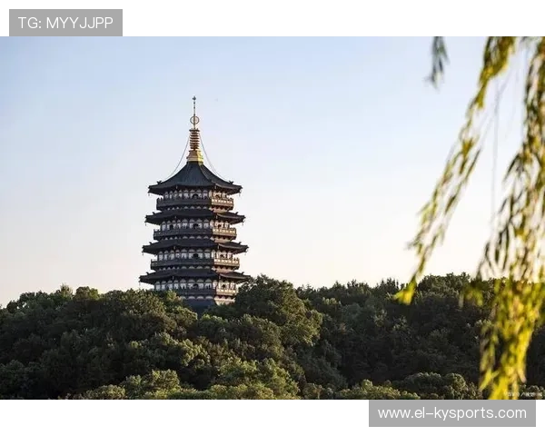 球员进球后从短裤里掏出《白蛇传》的雷峰塔，塔倒球进